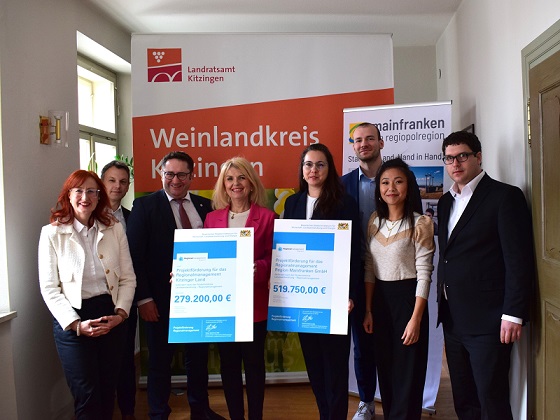 Regionalmanagementförderung stärkt die Region: Übergabe zweier Förderbescheide im Landratsamt Kitzingen