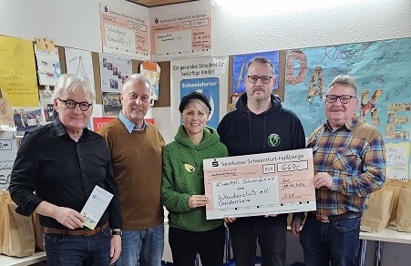Der Wanderclub Geldersheim spendete 660 Euro an die Schweinfurter Kindertafel