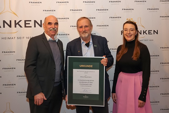 Verdienste rund um den Frankenwein gewürdigt: Weinbaupräsident übergibt Goldenen Bocksbeutel an Artur Baumann