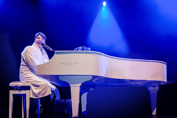 “SahneMixx“ mit Bademantel-Finale: Die “Udo Jürgens Gala Nacht“ in der Kulturhalle Grafenrheinfeld