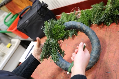 Aus Tannenzweigen: Tipps zum Adventskranz-Selbermachen von Profis aus dem Blumengeschäft