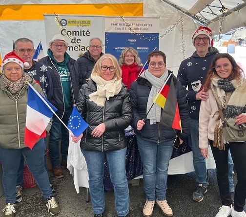 Die Gäste hatten Butterstollen und Weihnachtsdeko dabei: Besuch aus Gerolzhofen zum Marché de Noel in Mamers