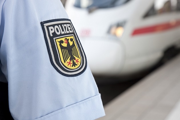 Alkoholisierter Mann belästigt Reisende zwischen Lauda und Würzburg und wehrt sich gegen die Maßnahmen der Bundespolizei.