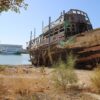 Gütermotorschiff keilte sich mit dem Bug und Heck an jeweils beide Uferseiten und stand quer