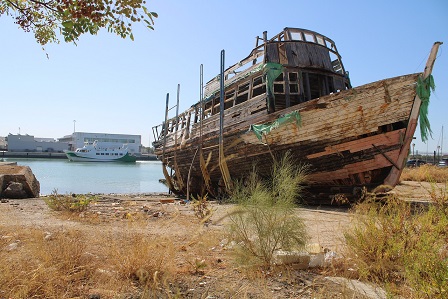 Gütermotorschiff keilte sich mit dem Bug und Heck an jeweils beide Uferseiten und stand quer