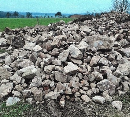 Bauschutt in der Natur abgelagert: Hier ist das Bild dazu – und weiß jemand, wer´s war?