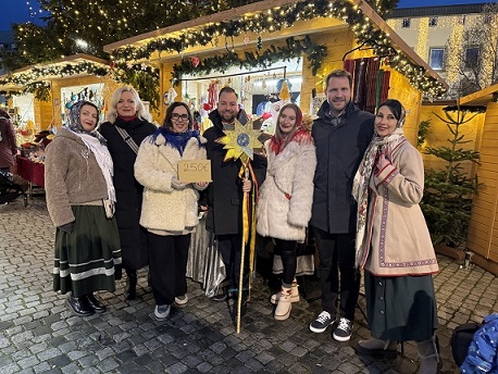 Gemeinsam für die Ukraine: Spendenübergabe auf dem Schweinfurter Weihnachtsmarkt