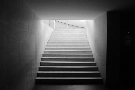 Sinnlose Gewalt: Körperverletzung vor der Diskothek, Treppenschubser in einem Lokal