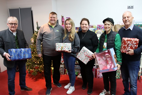 Geschenke warten darauf, abgeholt zu werden: Das Weihnachtshaus der Kindertafel ist im dritten Jahr offiziell eröffnet