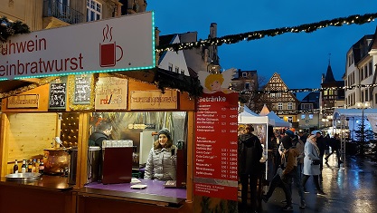 Unruhestifter auf dem Weihnachtsmarkt schrie laut und belästigte Besucher