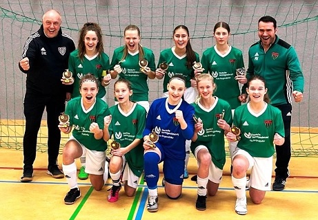 Fußball im Winter: Die U17-Mädels des FC 05 nehmen an verschiedenen Hallenturnieren teil