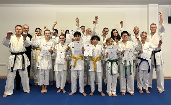 15 Karatekas überzeugen bei der Gürtelprüfung bei der TG 48 Schweinfurt