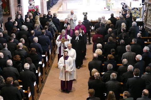 In der Trauer vereint: Gedenkfeier in der Aschaffenburger Stiftsbasilika für die Opfer und Angehörigen der Gewalttat vom 23. Januar