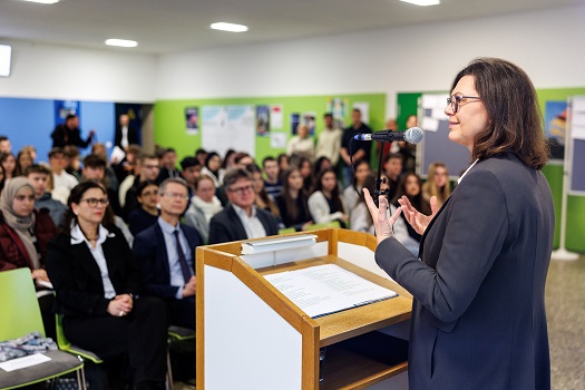 „Schule trifft Landtag“ in Schweinfurt: Politische Bildung hautnah mit Landtagspräsidentin Ilse Aigner