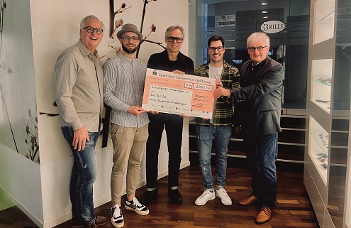 Leuchtende Augen zu Weihnachten: DIE BRILLE und ihre Kunden spendeten 3000 Euro an die Kindertafel