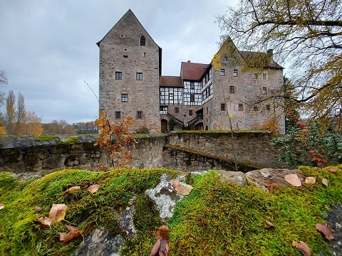 Fahr mal hin: Das Wasserschloss Brennhausen bei Sulzdorf an der Lederhecke