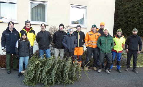 Ausgediente Weihnachtsbäume reisten zum Steinernen Löhlein zur großen Häckselaktion