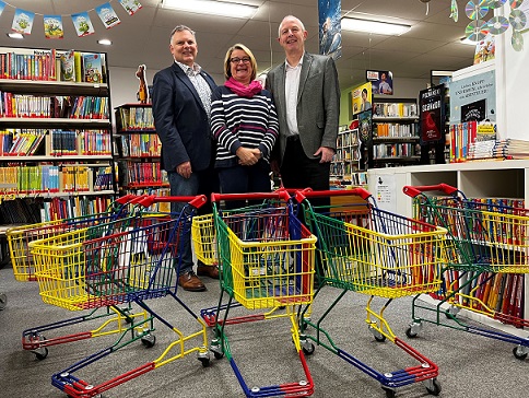 „Einkaufswagen“ für Bilderbucheinkäufe: Sparkasse Mainfranken spendet 1200 Euro für neue Bibliotheks-Transportmittel