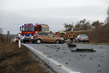 Schwerer Verkehrsunfall mit zwei PKW auf der B19 zwischen Werneck und Eßleben