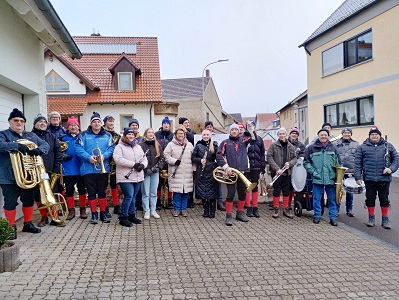 Grettstadter Kapellen überbrachten Silvester- und Neujahrsgrüße in allen vier Ortsteilen
