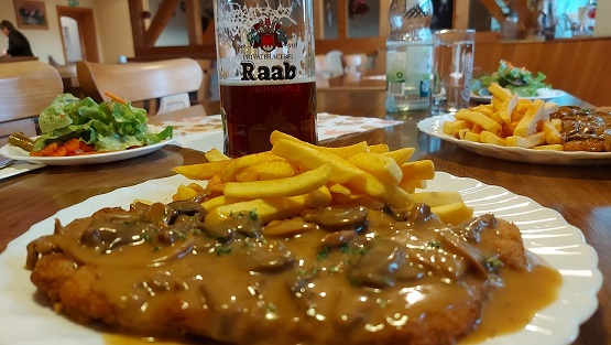 Fahr mal hin und kehr mal ein: Jägerschnitzel im Gasthaus Zum Schmittbrunnen in Happertshausen