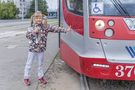 Unfall zwischen Schulbus und Pkw: Fahrerin flüchtet, Polizei Haßfurt sucht Zeugen