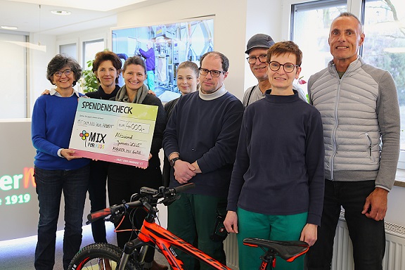 Spendenbetrag von 4.000 Euro: Mitarbeiter von Kräuter Mix radelten für Kinderhilfsprojekte