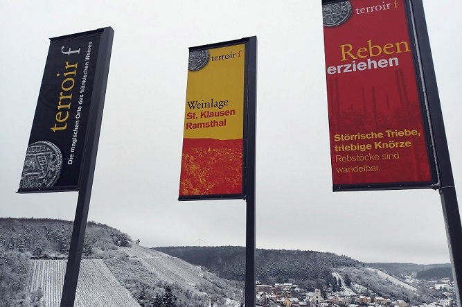 Fahr mal hin und lauf mal rum: Der verschwundene Ikarus auf dem Kunstweg durch Ramsthals Weinberge