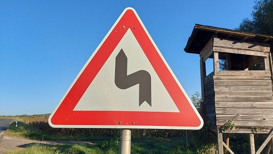 Es werden Zeugen gesucht: Für einen Gegenstand auf der Fahrbahn und für die Schlangenlinienfahrt auf der Bundesstraße