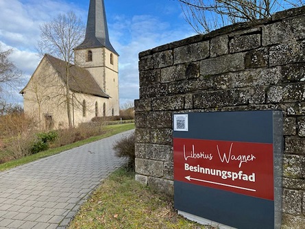 Tafel mit einem QR-Code: Liborius-Wagner-Besinnungspfad jetzt mit Audio-Impulsen