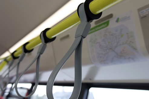 Mehrere leichtverletzte Fahrgäste, weil ein unerwarteter Spurwechsel einen Linienbus zur Vollbremsung zwingt