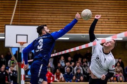 Oberndorf mit einem Bein im Viertelfinale: Faustballer des TVO mit souveränen Auftritt im hohen Norden