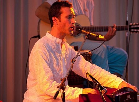 Gänsehautmomente und magische Klänge: Mantrakonzert & Mantra Yoga mit Sundaram