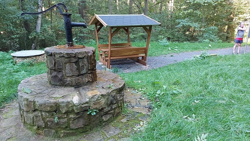 Fahr mal hin und lauf mal rum: Eine mehr als kurzweilige Wanderung zum historischen Sauerbrunnen bei Lendershausen – VIELE FOTOS!