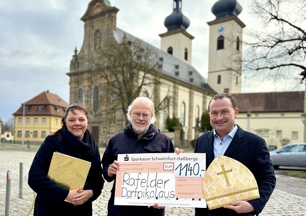 1.140 Euro für den Schweinfurter „GesprächsLaden“: Der Rafelder Dorfnikolaus übergibt Spende