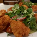 Fahr mal hin und kehr mal ein: Hähnchen-Nuggets zum gemischten Salat