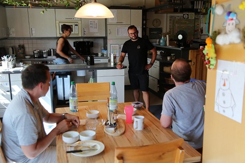 Arbeitsalltag zwischen Personalmangel, Empathie und Bürokratie: Ein Besuch in der Wohngruppe „Eva Huth“ in der Behinderteneinrichtung Sankt-Josefs-Stift in Eisingen