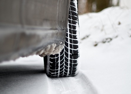 Langsam fahren, wenn es winterlich ist: Pkw prallt bei Schneeglätte gegen eine Mauer