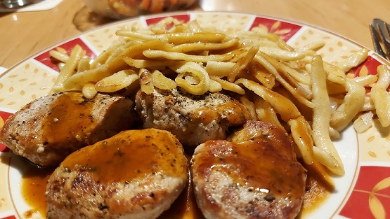 Fahr mal hin und kehr mal ein: Warum nicht mal Schweinelendchen mit Spätzle und Mischgemüse?