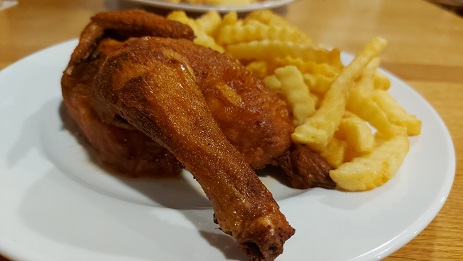 Fahr mal hin und kehr mal ein: Die Sportheim-Gaststätte des SV Bergtheim ist samstags ein Hähnchen-Paradies