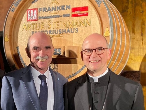 „Ein Mann, der Dankbarkeit lebt und ausstrahlt“: Bischof Dr. Franz Jung würdigt Weinbaupräsidenten Artur Steinmann zum 70.
