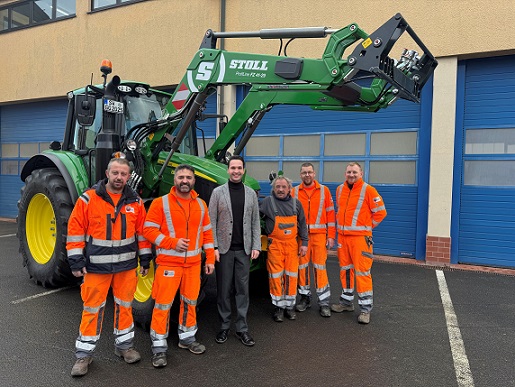 Der neue Schlepper für den Bauhof der Gemeinde Gochsheim ist eine sinnvolle Investition für die Zukunft