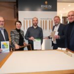 Landrat Thomas Eberth überreicht Urkunde zum Umwelt- und Klimapakt Bayern an Holzwerkstatt Rhein in Sulzdorf