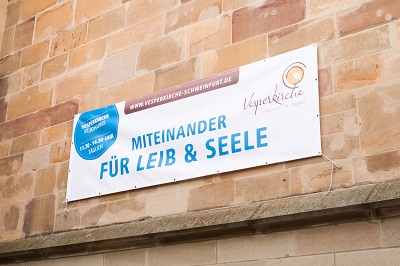 Für die Vesperkirche 2026 in St. Johannis Schweinfurt ist die Anmeldung zur Mitarbeit und Kuchenspende ab sofort möglich