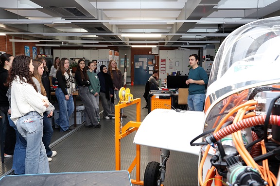 Die „Girls‘ Day Akademie“ des Schweinfurter Alexander-von-Humboldt-Gymnasiums zu Gast an der Fakultät Maschinenbau der THWS
