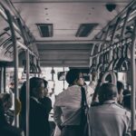 Dunkelhäutig Frau wird im Bus der Haardt-Linie rassistisch beleidigt: Nun werden Täter und Geschädigte gesucht