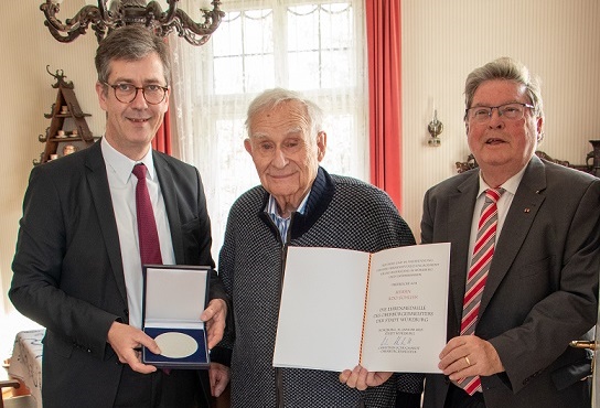 Ehrenmedaille für Ado Schlier zum 90.: Verdienstvolles Engagement um die Musikszene in Unterfranken