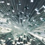 Unfall auf Supermarkt-Parkplatz: 74-Jähriger durchbricht die Scheibe des Geschäfts, eine Person leicht verletzt