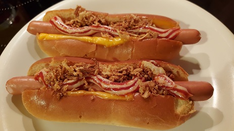 Bleib zuhaus´ und ess´ daheim: American Hot Dog Würstchen mit allem, was dazu gehört