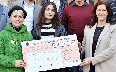 Drei Projekte vor Weihnachten: Die Berufsvorbereitungsklasse der Staatlichen Schweinfurter Berufsschule Ludwig Erhard spendete an die Kindertafel